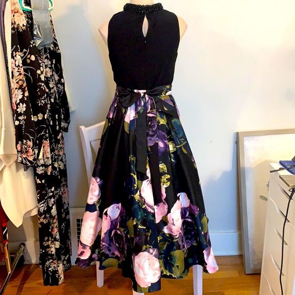 Elegant Floral Size 2 Dress - Picture 2 of 6